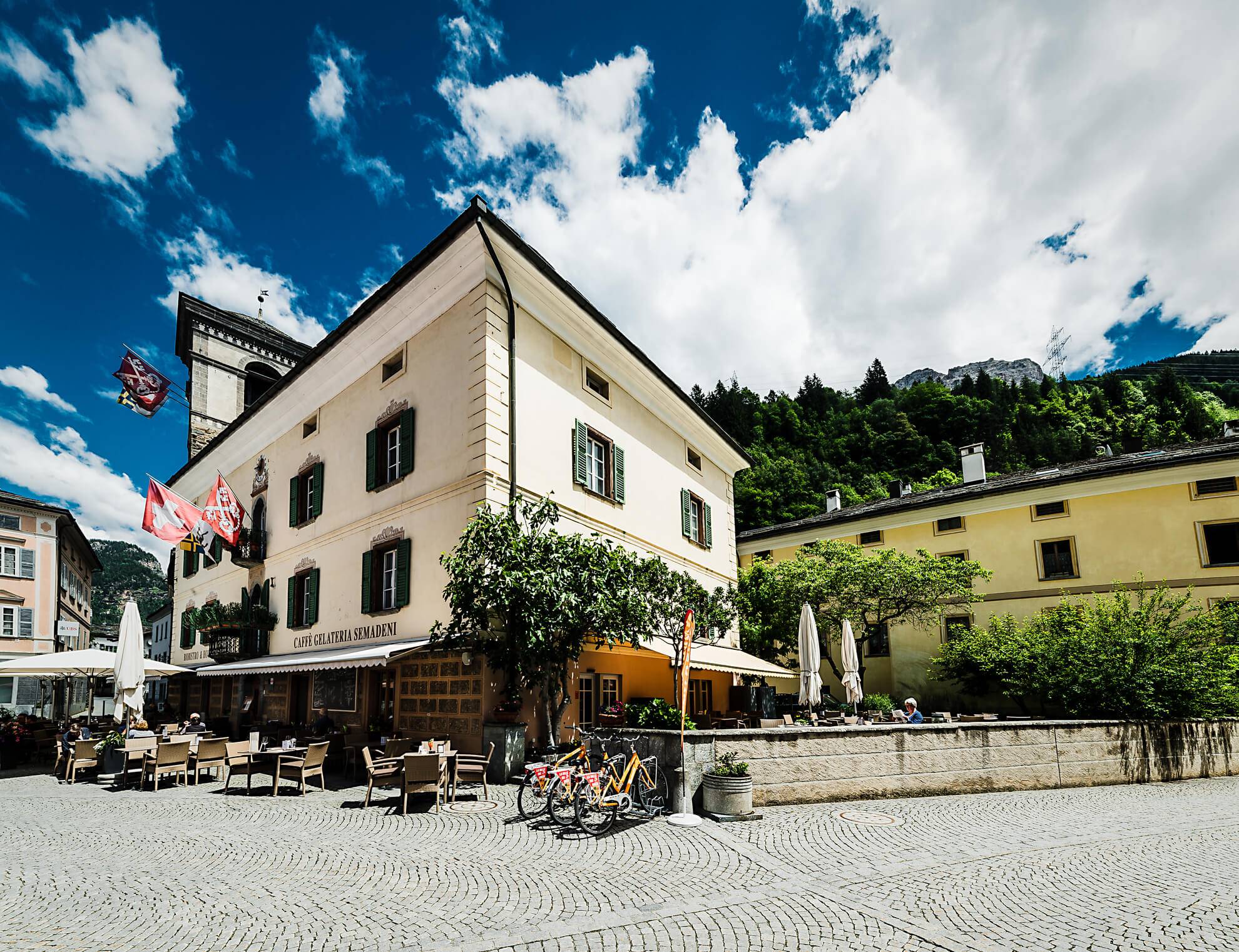 La piazzetta del Bio-Bistrò Semadeni a Poschiavo